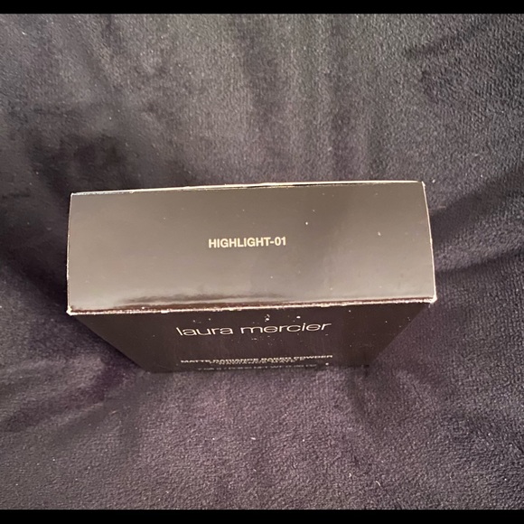 Laura Mercier Matte Radiance Baked Powder in 01 highlight - Picture 5 of 5